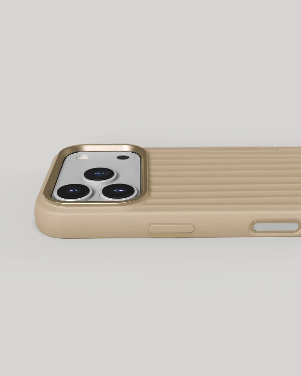 Nudient Bold Case cover iPhone 17 Pro beige MagSafe antishock