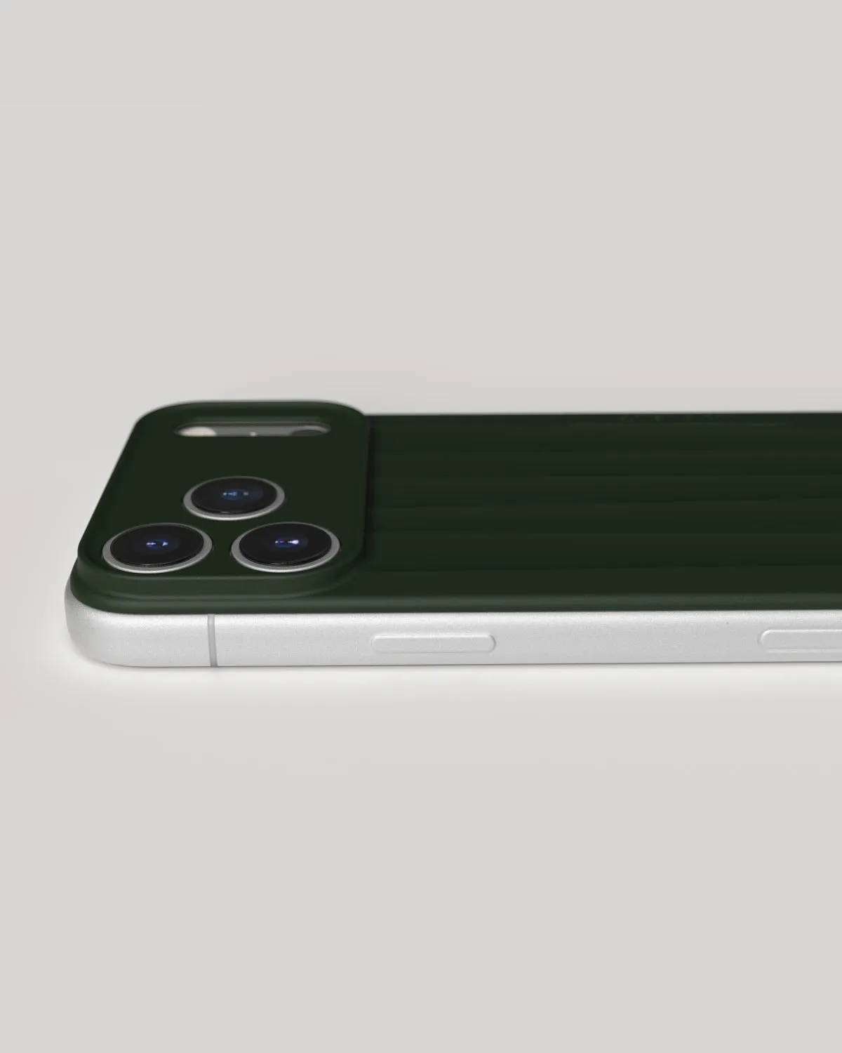 Nudient Slice iPhone 17 Pro Max custodia verde muschio MagSafe ultrasottile