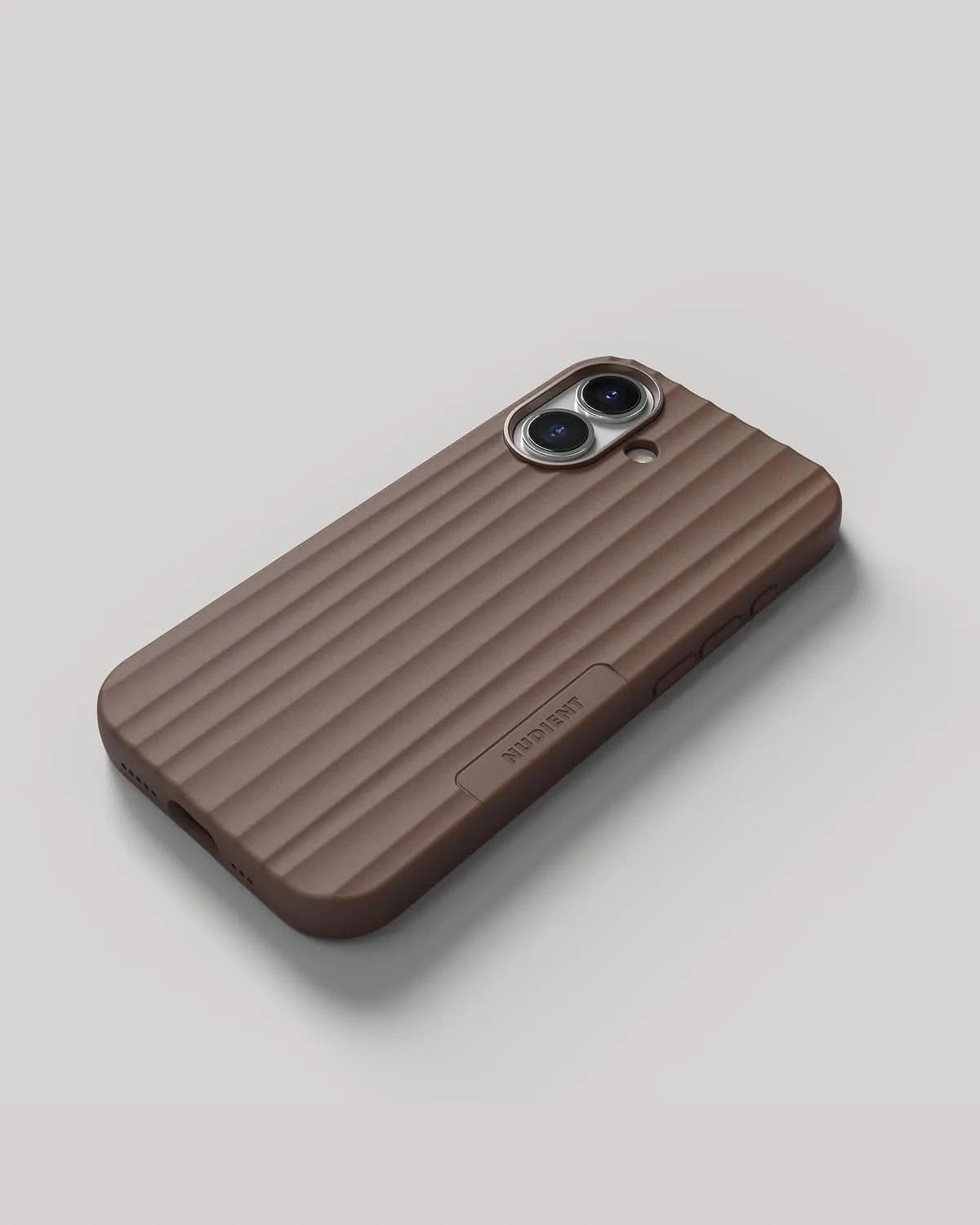 Nudient Bold Case cover iPhone 17 marrone antishock