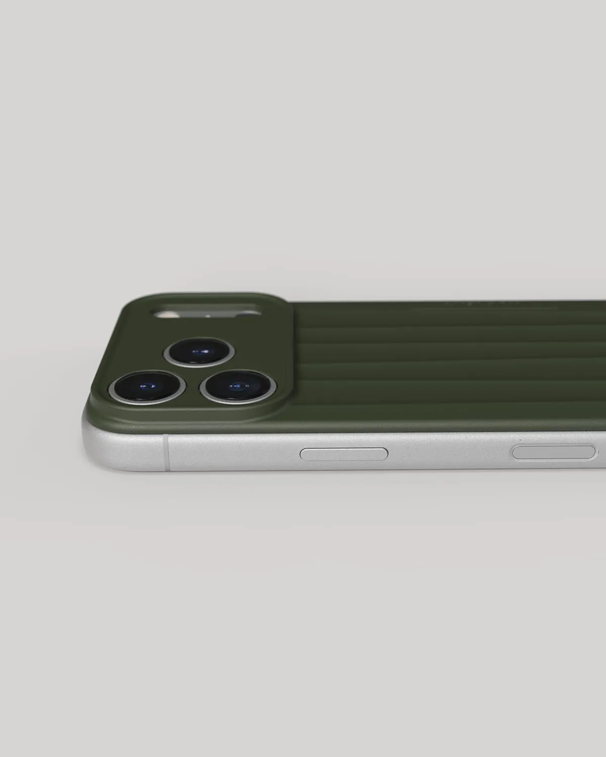 Nudient Slice Case cover iPhone 18 Pro Pine Green MagSafe sottile