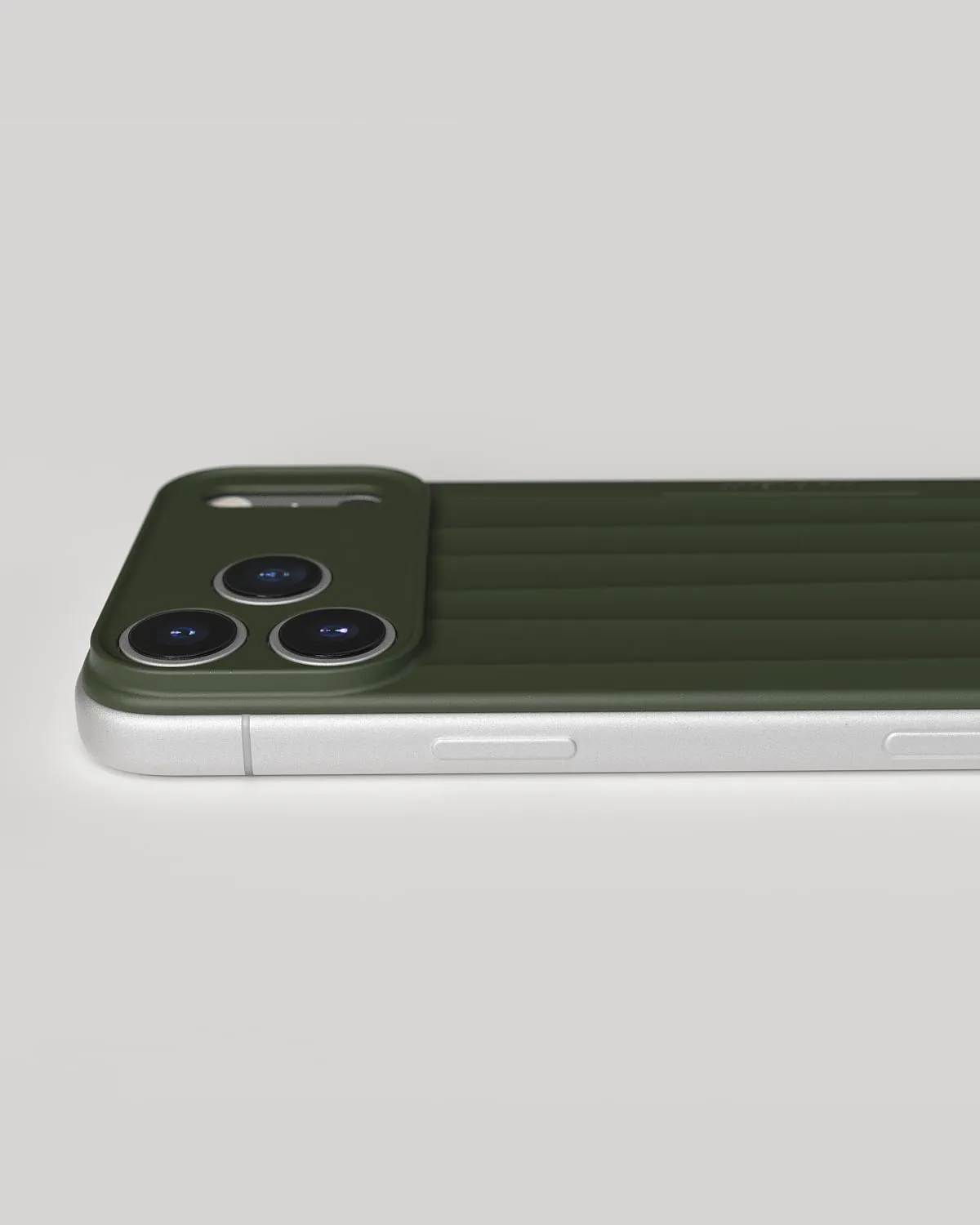Nudient Slice cover iPhone 17 Pro Max Pine Green MagSafe ultra-sottile